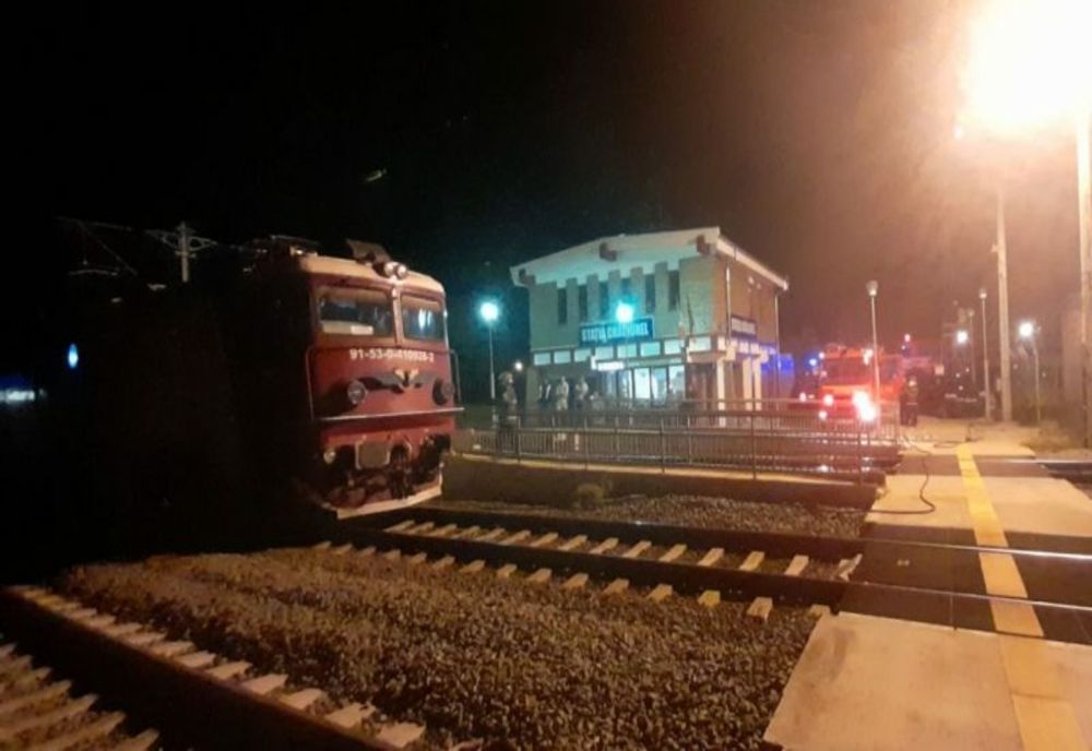 Locomotiva unui tren în care se aflau aproximativ 100 de călători a luat foc