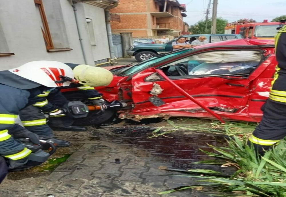 O mașină a fost proiectată în zidul unei case după impactul cu o dubă