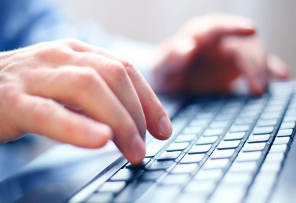 Patru bărbați din Alba „ușurați” de 60.000 de lei după ce s-au arătat interesați de filme erotice