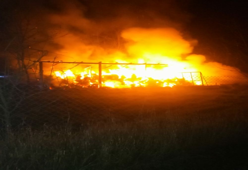 Șură în flăcări (FOTO)