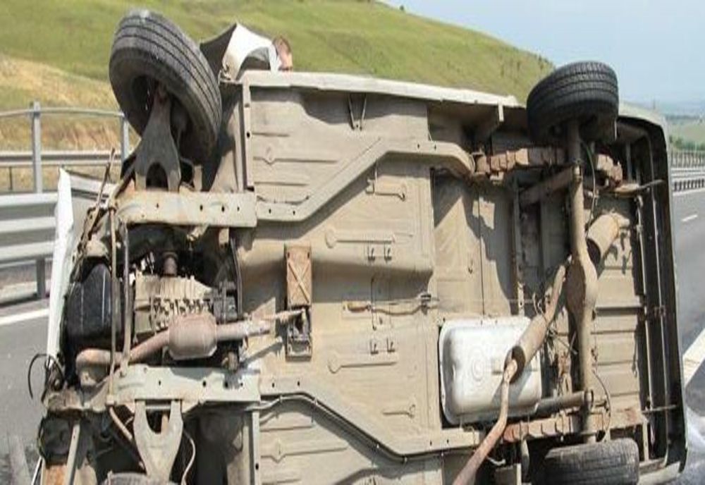 De beat ce era s-a răsturnat cu mașina în șanț