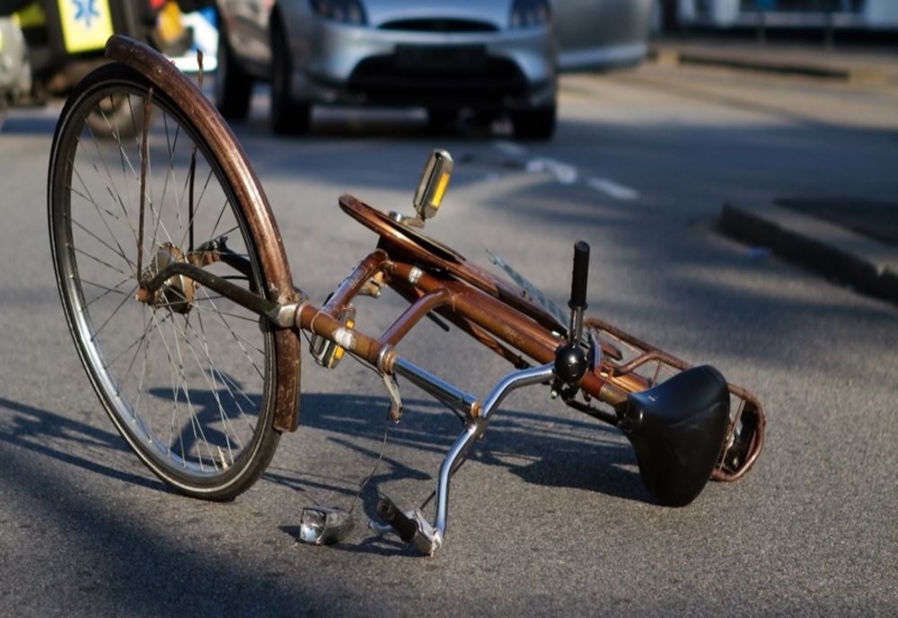Un biciclist a ajuns la spital după ce a fost lovit de o autoutilitară