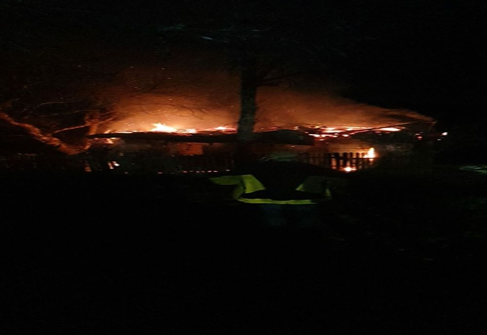 Incendiu la o casă nelocuită din Valea Verde (FOTO)