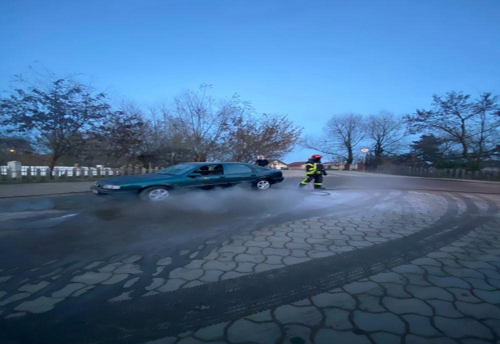 Autoturism, la un pas să fie cuprins de flăcări în trafic!