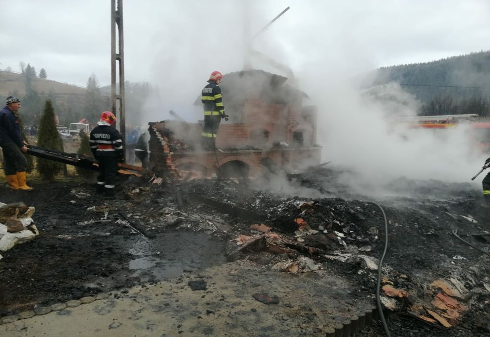 Un foișor s-a făcut scrumîn Arieșeni (FOTO)