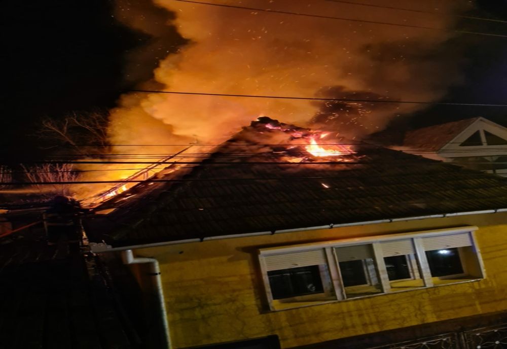 Patru ore de luptă cu flăcările pentru pompierii din Aiud (FOTO)