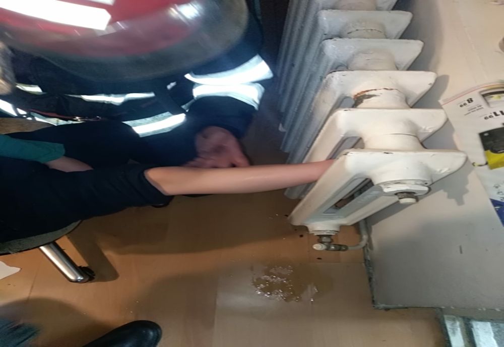 Un copil a rămas cu piciorul prins într-un calorifer 