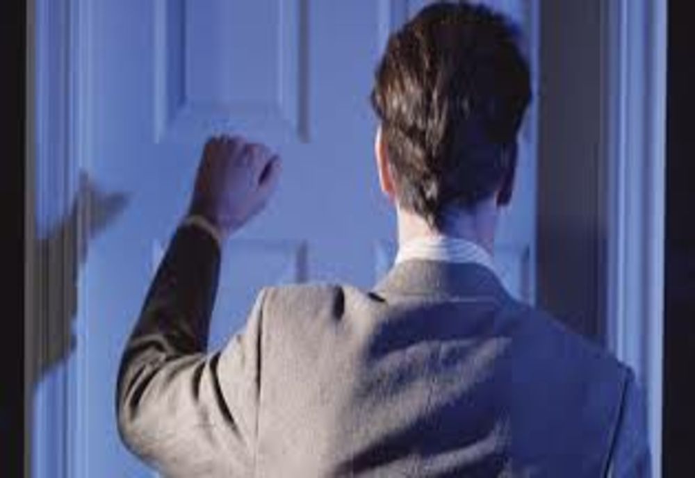 A bătut la ușa fostei iubite și s-a ales cu dosar penal