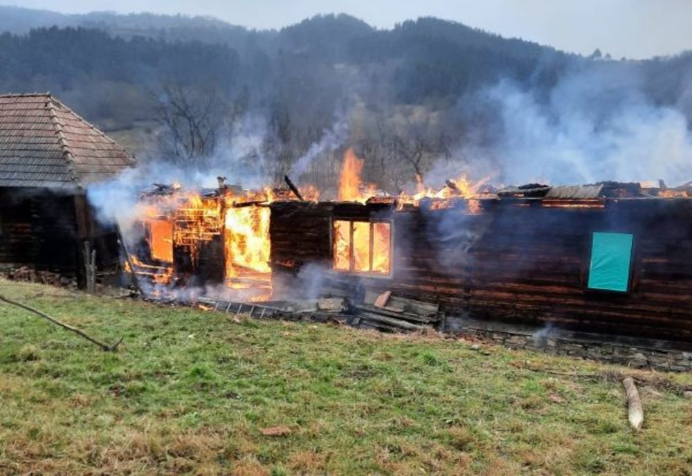 Două case în flăcări, în localitatea Posaga de Sus