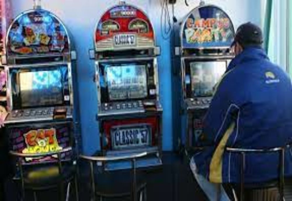 Și-a vărsat nervii pe aparatele dintr-o sală de jocuri