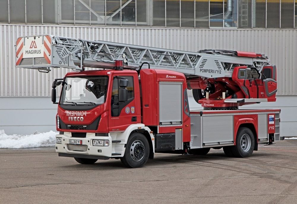 Pietoni puși în pericol de un balcon. Pompierii intervin pentru eliminarea riscurilor