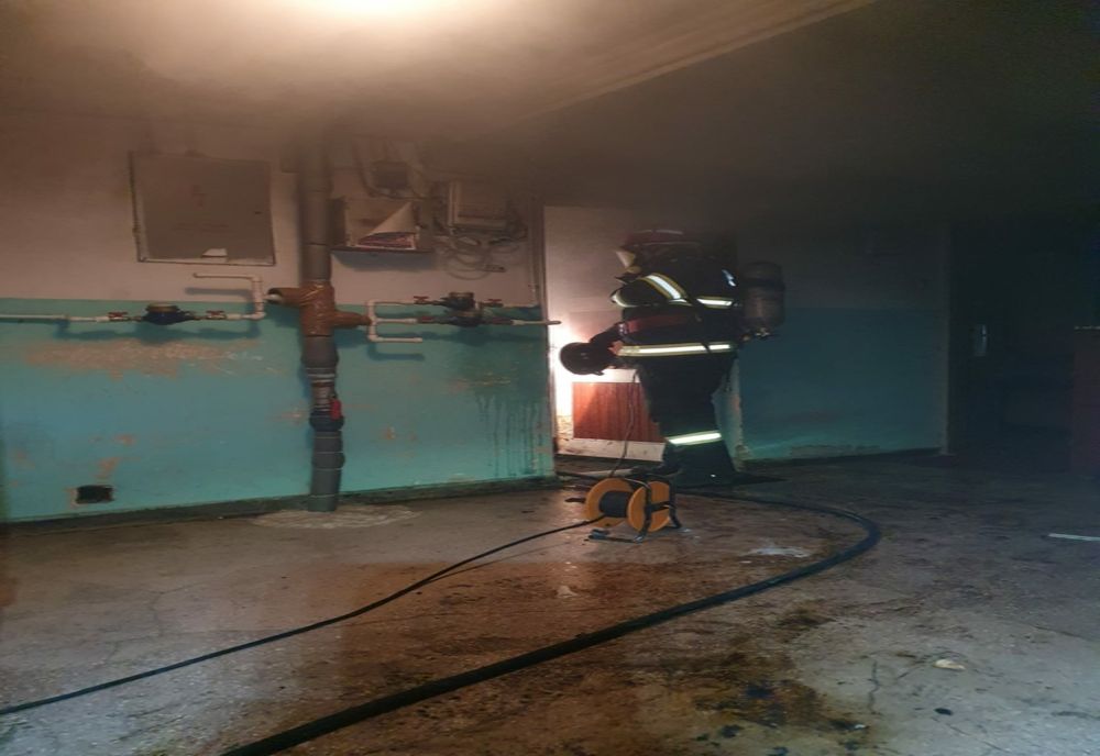 Incendiu la o garsonieră din Aiud. O femeie a suferit arsuri (FOTO)