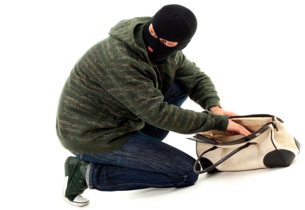 Tânăr din Sebeș a intrat în locuința unei femei și a furat o poșetă