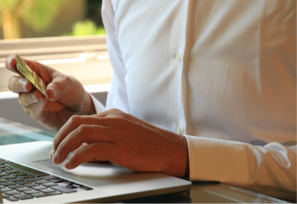 O basarabeancă şi-a transferat ilegal 556 de euro din contul unei tinere din Alba Iulia