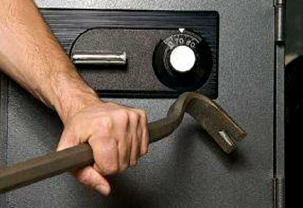 Jaf termitat prost! Nici nu a reușit să spargă seiful s-a și ales cu dosar penal