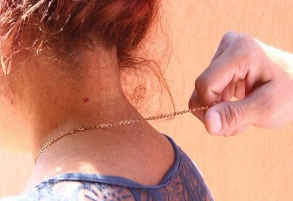 I-a smuls lănțișorul de aur de la gât! Cum a fost abordată victima