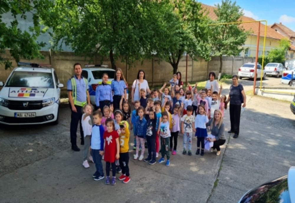 40 de preșcolari au „năvălit” peste polițiștii din Sebeș