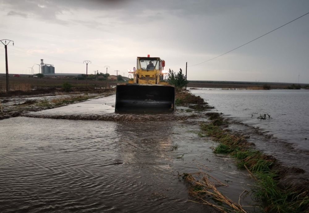 Torenți, viituri și drumuri blocate în Alba, din cauza ploilor