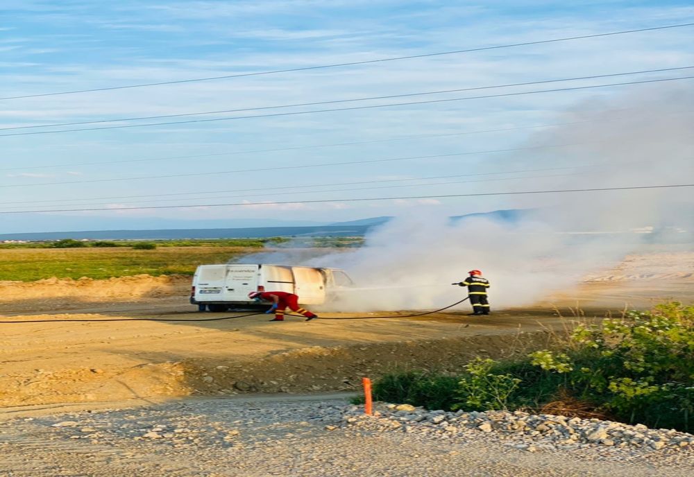 A furat o autoutilitară, a condus-o băut și fără permis, iar aceasta i-a luat foc în mers