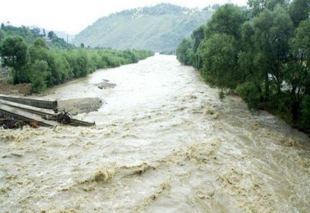 Gravidă gata să nască, transportată de pompieri cu targa. DJ a fost distrus de viitură 