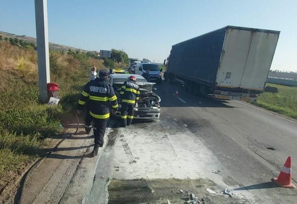 Impact între trei autoturisme în Sântimbru! O mașină a luat foc
