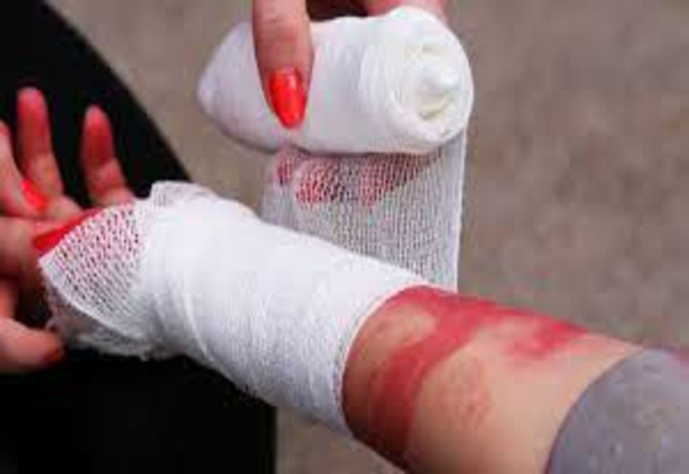 Dosar penal pentru un iubit violent! Bărbatul s-a automutilat