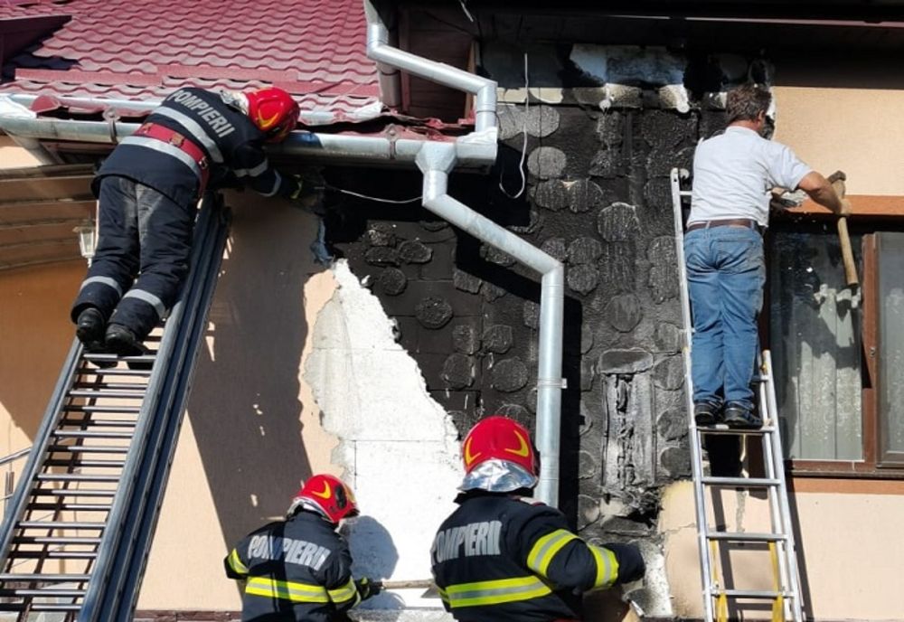 Intervenție promptă a pompierilor după ce tabloul electric al unei case a luat foc