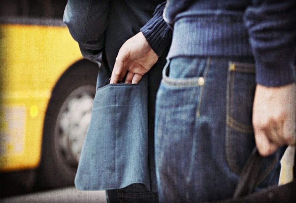 Atenție cu cine vă împrieteniți! Un bătrân a fost lăsat fără bani chiar în fața casei