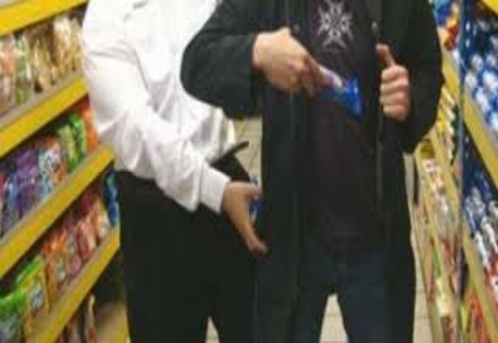 Patru tineri din Sibiu, cercetați pentru furt. Au furat dintr-un supermarket, din Teiuș