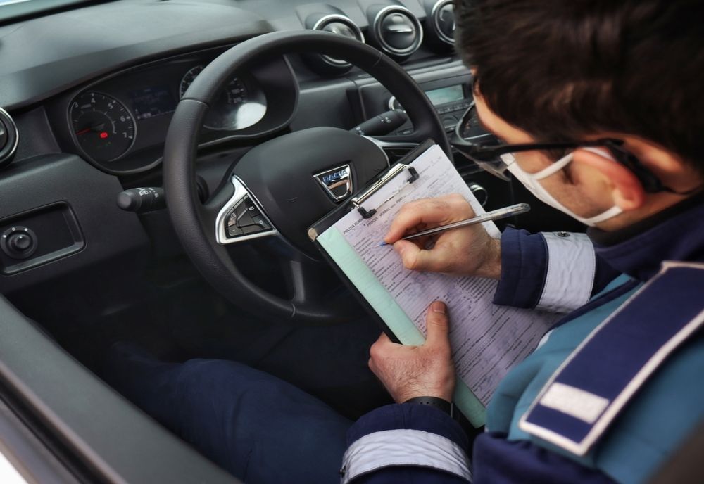 Vin de contrabandă, confiscat de polițiști în urma unui control în trafic