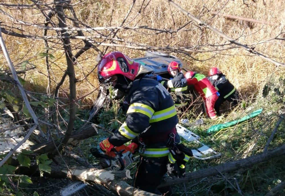 O tânără s-a răsturnat cu mașina și a rămas încarcerată