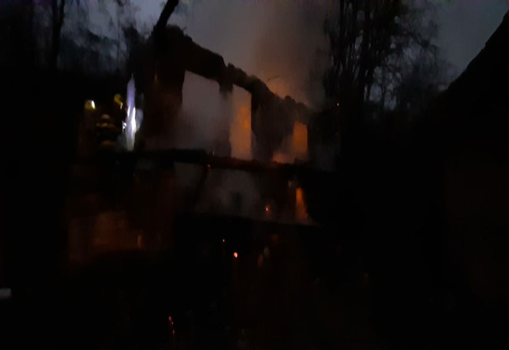 Casă în flăcări la Cib