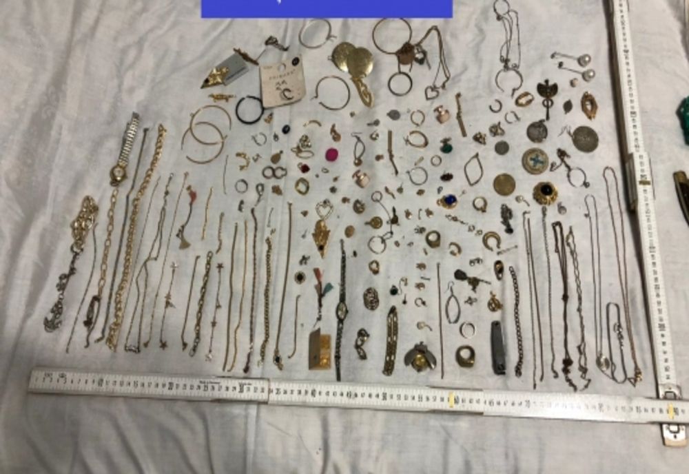 PERCHEZIȚII în Alba: Mai multe persoane ar fi furat din 12 locuințe, bunuri și bijuterii în valoare de 50.000 de lei