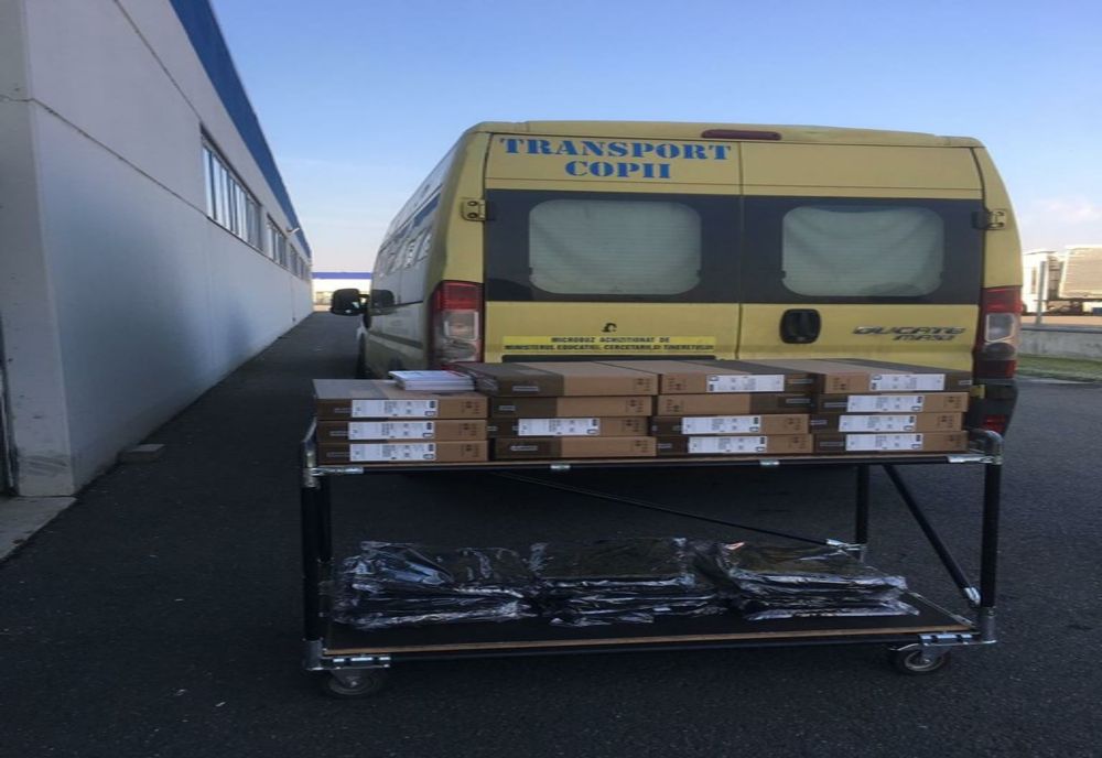 Peste 300 de elevi din județul Alba au primit laptopuri noi