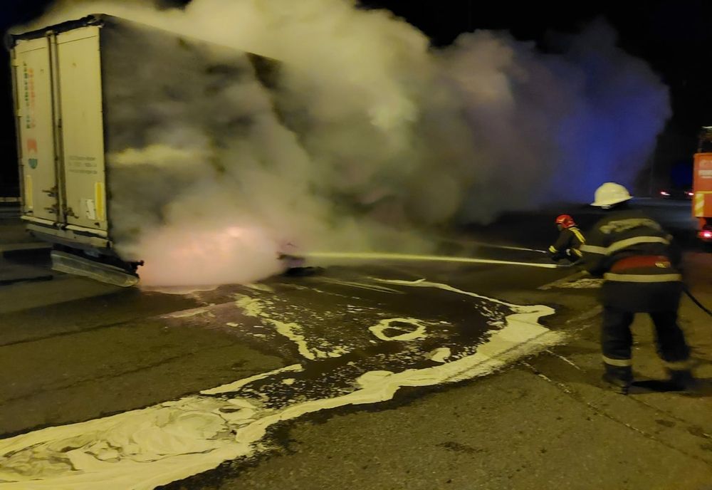 Un TIR cu fier vechi a luat foc. Pompierii au intervenit prompt