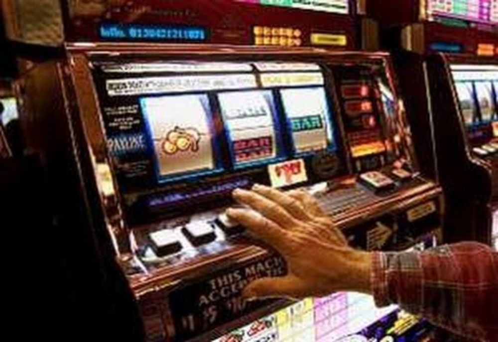 ȘOCANT A furat peste o jumătate de milion de lei de la serviciu, ca să-i piardă la PĂCĂNELE