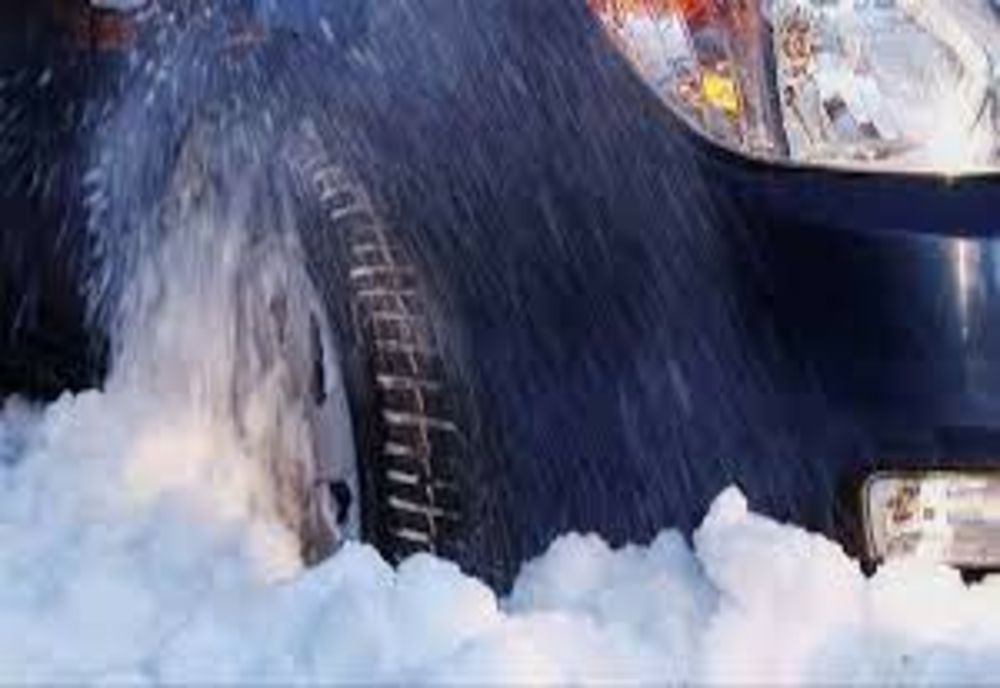 VIDEO- Au rămas blocați cu mașina într-un șanț! De unde le-a venit ajutorul