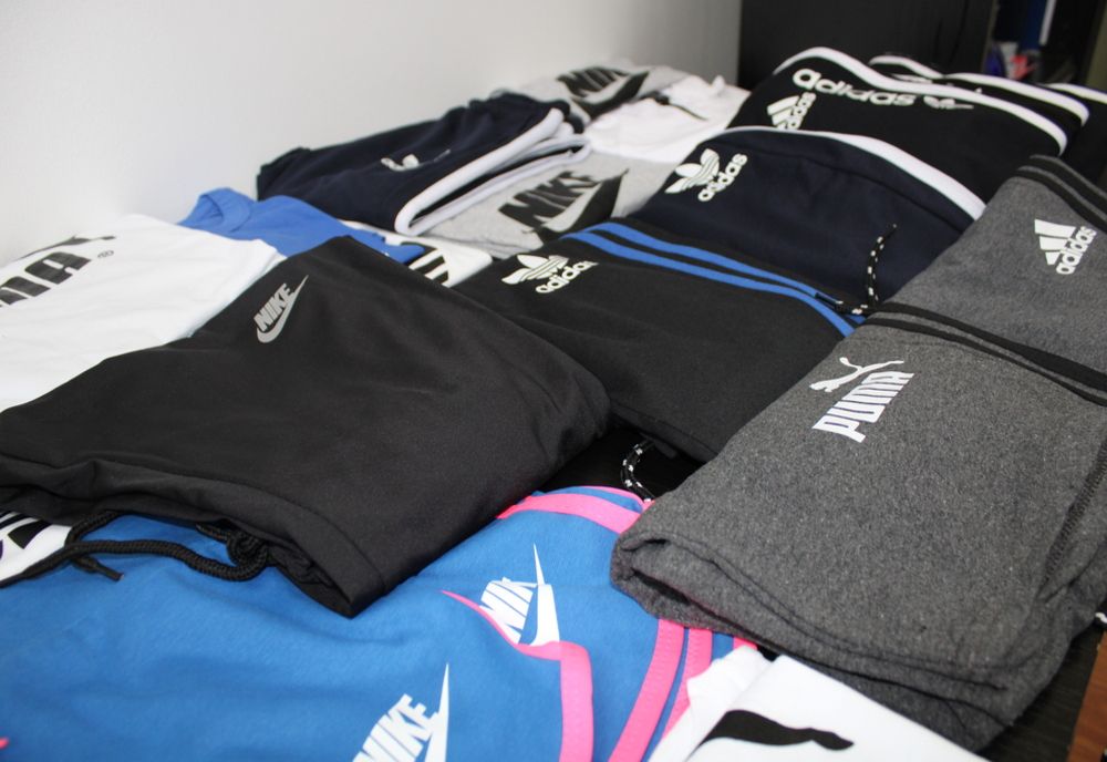 O femeie s-a ales cu dosar penal pentru că vindea haine și parfumuri contrafăcute