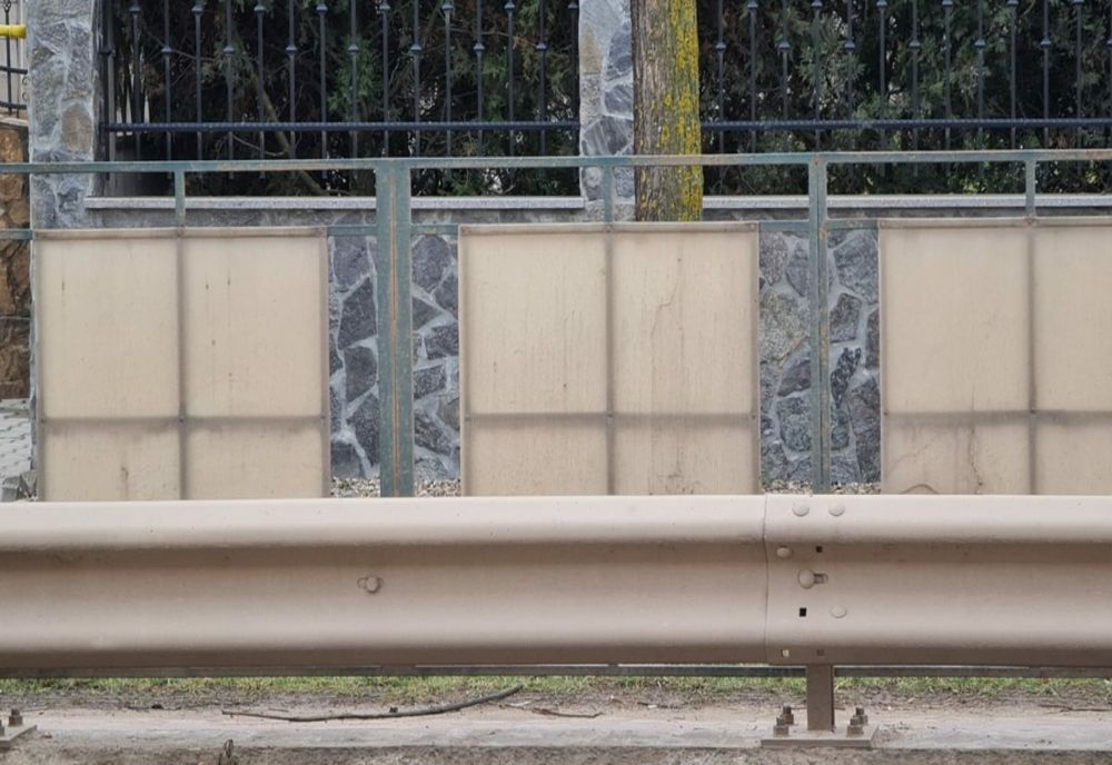 Primăria a început demontarea panourilor care blocau vizibilitatea