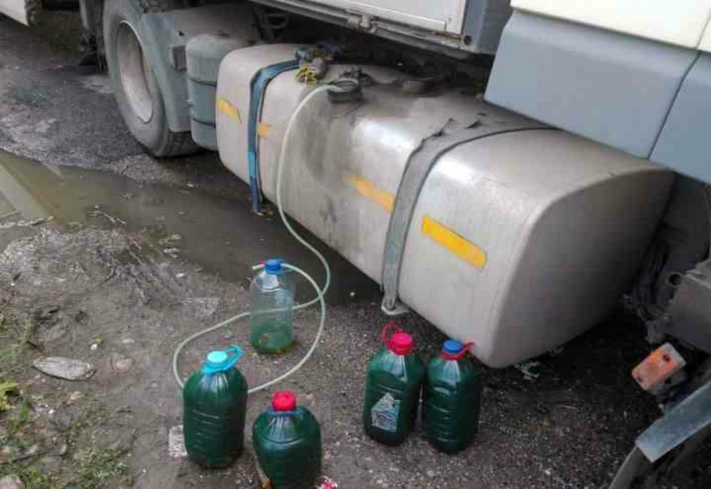 Prins în flagrant în timp ce fura motorină din rezervor