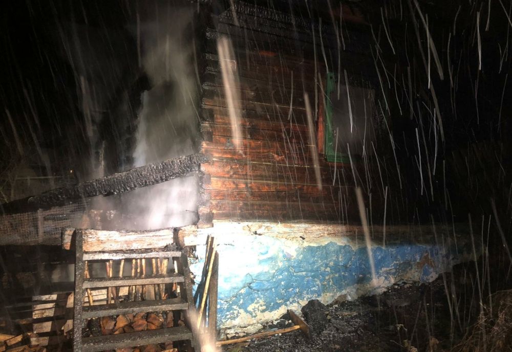 O femeie de 90 de ani din Alba a murit într-un incendiu! Pompierii din Turda nu au mai reuşit să o salveze (FOTO)