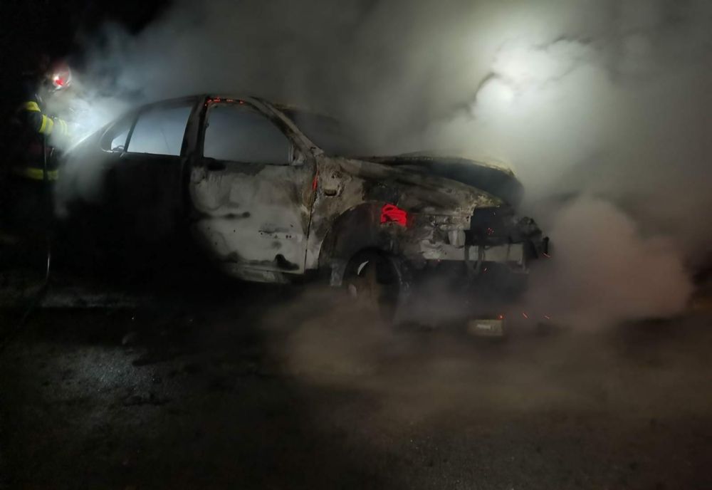 Un autoturism în care se aflau trei persoane a fost cuprins de flăcări, în urma unui accident produs la ieşirea din Rimetea către Aiud 