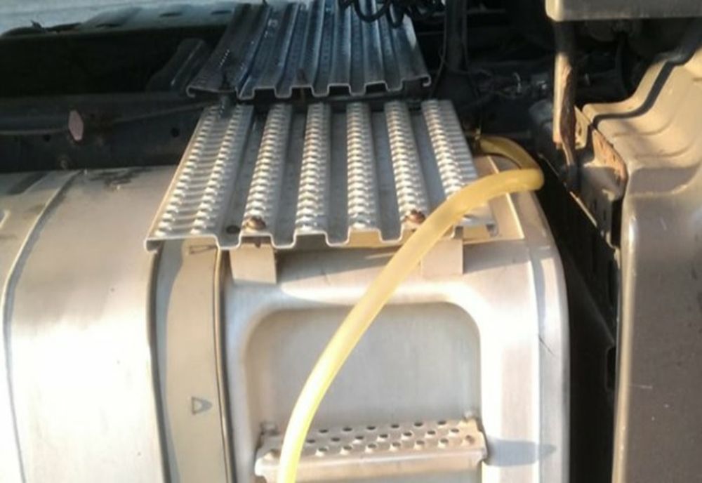 Ce i-a dat de gol pe trei tineri care au furat motorină din rezervorul unui autocamion