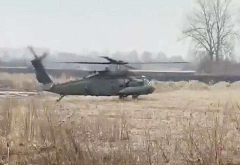 VIDEO | Elicopter american Black Hawk în misiune, aterizare SPECTACULOASĂ aproape de Vama Siret