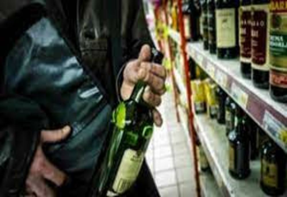 Hoț de băuturi, săltat de polițiști