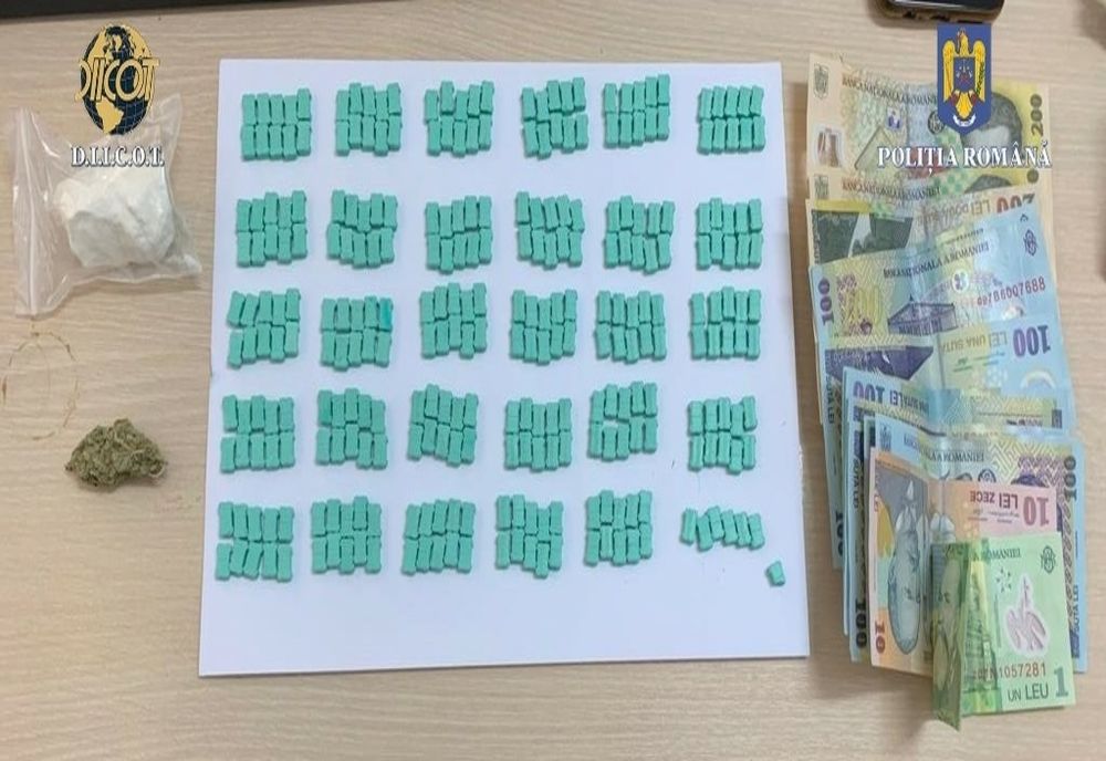 Percheziţii în Cluj şi Alba la traficanţii de droguri! Trei persoane au fost reţinute (FOTO)