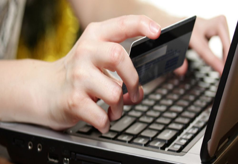 În arest pentru că a folosit cardul altei persoane