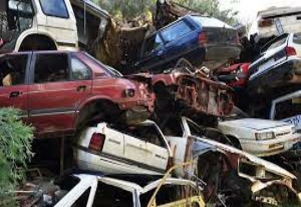 Controale ale polițiștilor la o firmă de dezmembrări auto