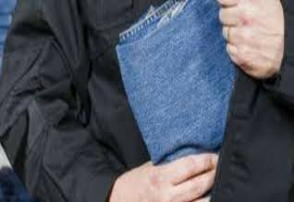 Prins în flagrant de polițiști, cu haine furate dintr-un magazin din Teiuș