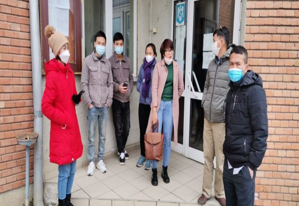 Grup de muncitori vietnamezi, proaspăt veniți în Alba pentru a munci la o firmă din județ 